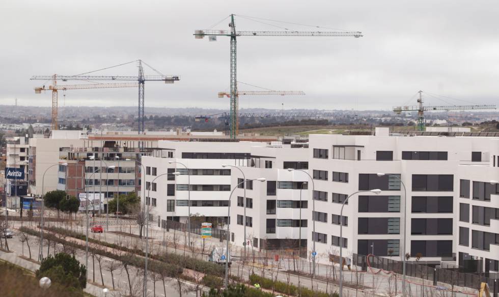 Construcción de bloques de vivienda nueva en el PAU Arroyo del Fresno de Madrid. / JAIME VILLANUEVA